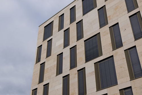 高層建筑外墻貼磚限制 層數與安全標準的探究